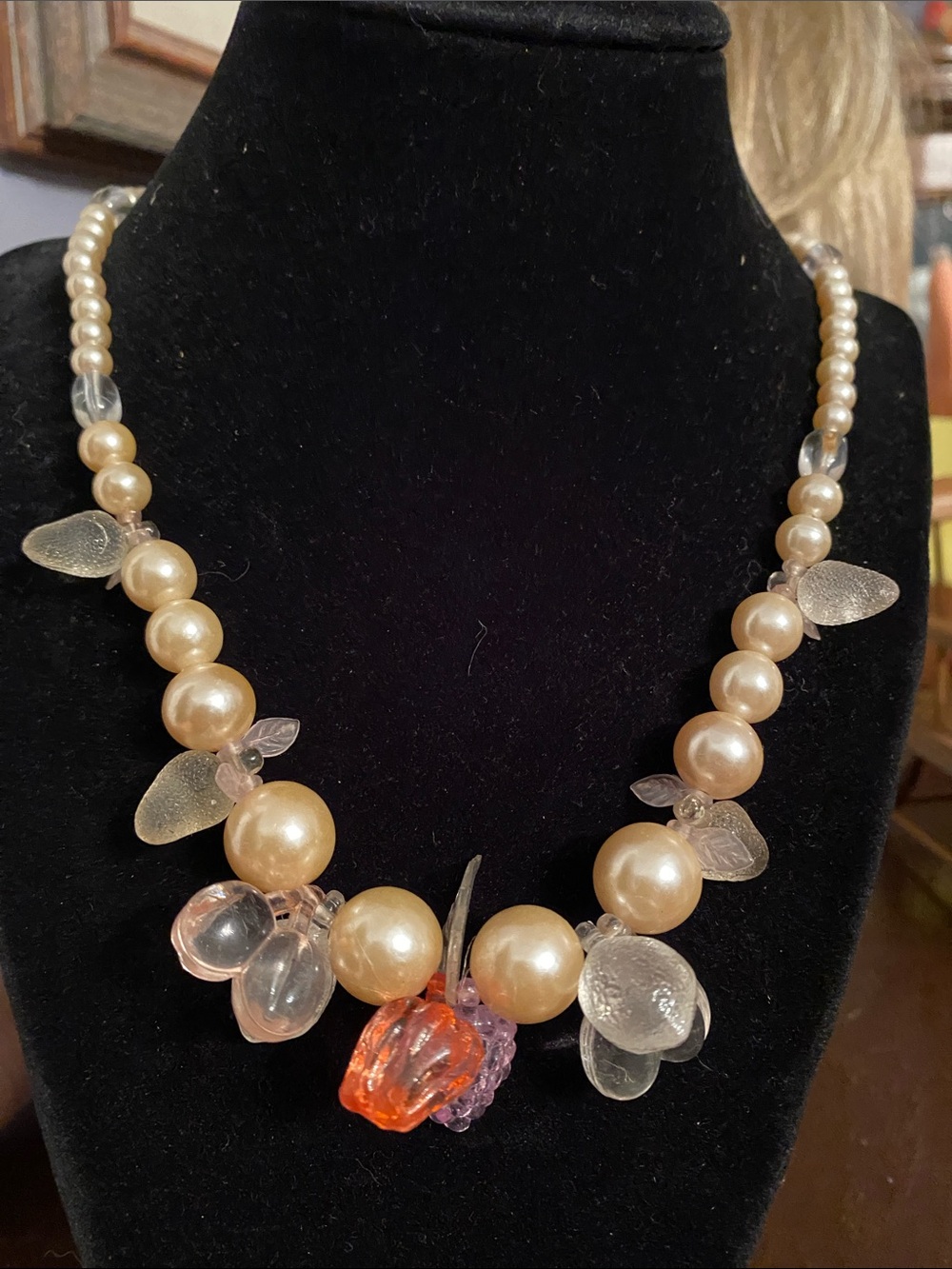 V! Vintage Lucite Floral Fruit Salad Chunky Retro Necklace cream clear Purple Be